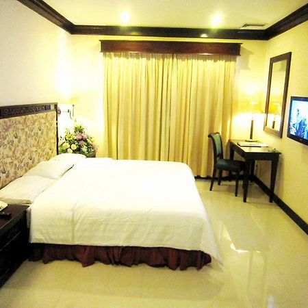 Hotel Equator Surabaya Room photo